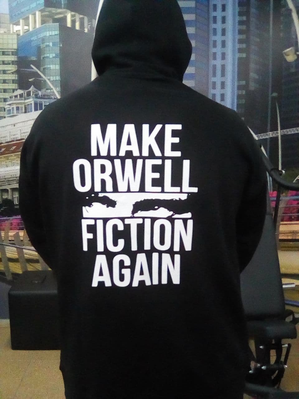 Худи Make Orwell Fiction Again (изображение на спине)