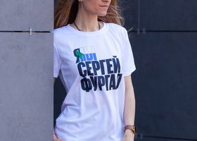 Настя в футболке Я/МЫ СЕРГЕЙ ФУРГАЛ (модель 01)